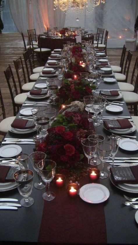 25 Show-Stopping Burgundy And Black Wedding Ideas Autumn Wedding Colours, Burgundy And Black Wedding, Black Wedding Ideas, Marsala Wedding, Wedding Table Linens, Maroon Wedding, Dark Wedding, Fall Wedding Colors, Wedding Table Settings