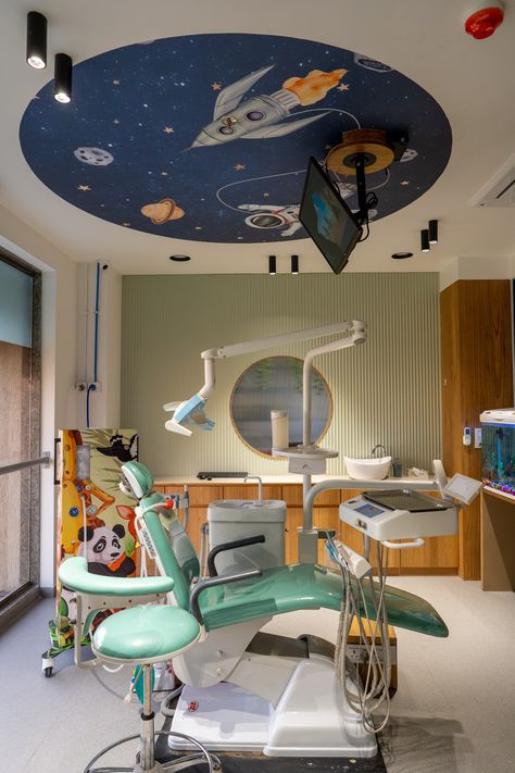 Small Pediatric Clinic Design Interiors, Dental Clinic Aesthetic, Small Dental Clinic Design, Pediatric Clinic Design Interiors, Small Dental Clinic Interior Design, Dental Operatory Design, Kids Dental Clinic, Pediatric Dentistry Office, Dental Clinic Interior Design