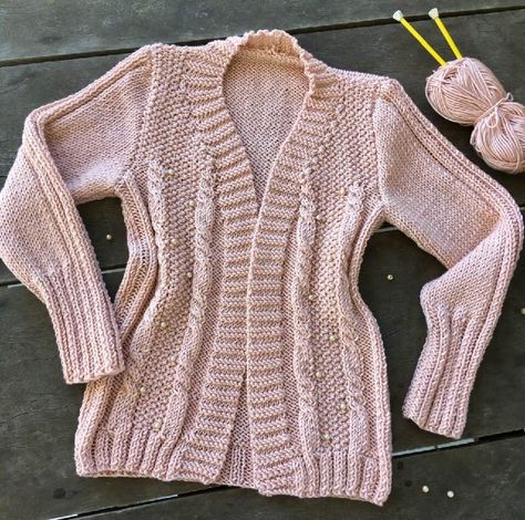 Tricô para iniciantes: Como Fazer Cardigan para o Inverno Cardigan Rosa, Knit Cardigan Pattern, Knitting Paterns, Knitting Patterns Free Cardigans, Haken Baby, Hand Knitted Sweaters, Crochet Doll Pattern, Cardigan Pattern, Knitting Tutorial