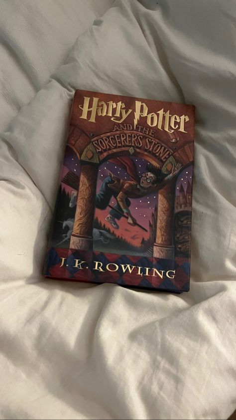 Harry Potter And The Sorcers Stone Book, Reading Harry Potter Aesthetic, Harry Potter Book Aesthetic, Harry Potter Aesthetic Bedroom, Harry Potter Books Aesthetic, Harry Potter Vibe, Harry Potter Sorcerers Stone, Novel Harry Potter, Sorcerers Stone