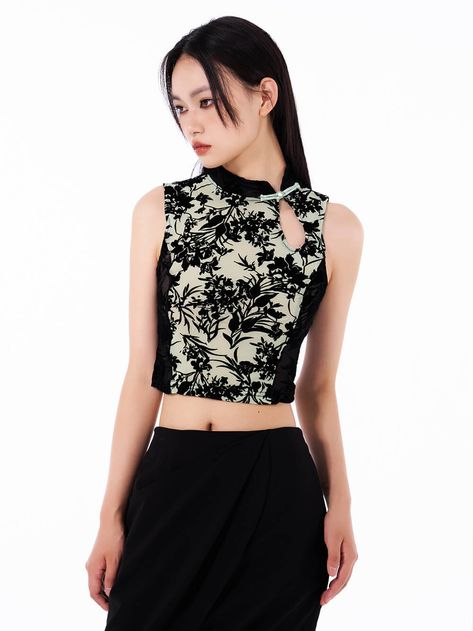 Fabric: 95.0%viscose 5.0%spandex Model info:        Height 176cm   Weight 52kg   Bust 78cm   Waist 60cm   Hips 85cm       Size（CM）  Length Shoulder Bust   S 43.5 30 81   M 45 31 85 Qipao Top Outfit, Chinese Style Top, Chinese Neck Designs, Modern Cheongsam Top, Chinese Inspired Dress, Modern Costume Design, Cheongsam Shirt, Qipao Top, Chinese Blouse