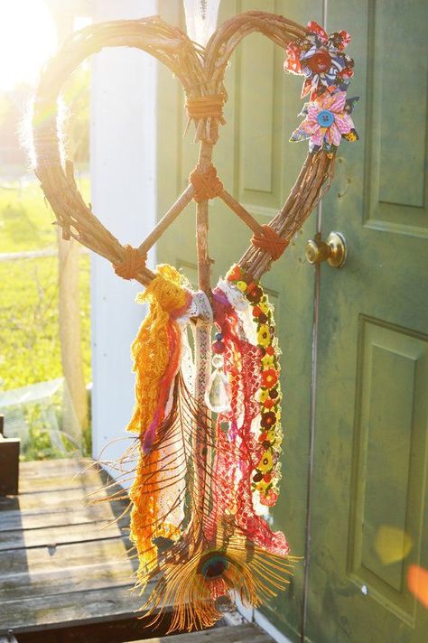 Make your own heart-shaped dream catcher from twigs and branches! // www.99.co #dreamcatcher #diy #decoration Hippy Life, Atrapasueños Diy, Driftwood Mobile, Hippie Party, Diy Tumblr, Deco Nature, Estilo Hippie, Hippie Life, Deco Boheme