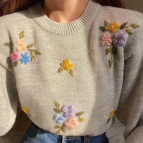 Tela, Sweater With Embroidered Flowers, Yarn Embroidery On Sweater, Hand Embroidery Sweater, Sweater Embroidery Ideas, Embroidered Sweater Vintage, Sweater Embroidery, Yarn Embroidery, Crochet Jumper