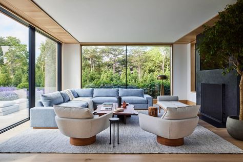 This Weekend Home in Amagansett, New York Reflects an Elevated, Oceanside Vibe - Interior Design Room With Bunk Beds, Hamptons Modern, Hampton Home, Hampton House, Showroom Interior Design, Miami Houses, Traditional Style Homes, Patio Interior, Hamptons House