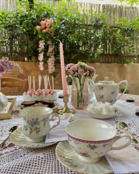 Bridgerton Tea party 🐝🤍🌸 Birthday Party Ideas Tea Party, Dreamy Tea Party, Brigerton Theme Tea Party Food, Tea Party Backyard, Bridgerton Aesthetic Tea Party, Bridgerton 40th Birthday, Bridgerton Breakfast, Tea Party Grad Party, Tea Party Inspiration