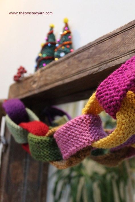 Chunky Knit Garland, 2023 Craft Trends, Simple Knitting Projects, Knit Ornaments, Christmas Knitting Projects, Knitted Christmas Decorations, Christmas Yarn, Paper Chain, Crochet Christmas Trees