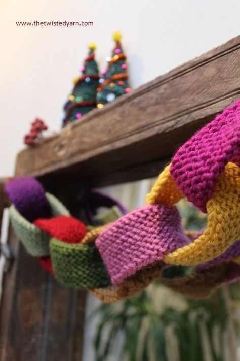 Chunky Knit Garland, 2023 Craft Trends, Simple Knitting Projects, Knit Ornaments, Christmas Knitting Projects, Knitted Christmas Decorations, Christmas Yarn, Paper Chain, Knitted Items