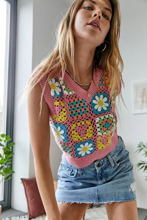 Tendance crochet : ces 20 pièces mode vont vous faire craquer - Marie Claire Débardeurs Au Crochet, Crochet Blouse Pattern, Pull Crochet, Mode Crochet, Crochet Vest Pattern, Daisy Design, Crochet Daisy, Crochet Summer Tops, Pink Crochet