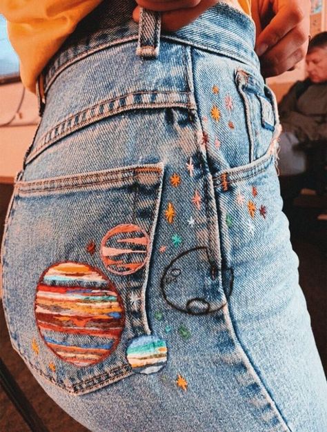 Jeans With Fabric Patches, Adding Embellishments To Clothes Diy, Painting On Jeans Ideas, Hand Embroidery Jeans, Jean Diy, Diy Sy, Jaket Denim, Haine Diy, Diy Jeans