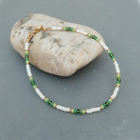 Green Seed Bead Anklet Seed Bead Anklet, Kalung Manik-manik, Anklet Handmade, Tiger Tail, Bead Anklet, Green Beaded Bracelets, Pulseras Diy, Bead Charms Diy, Diy Bracelets Patterns