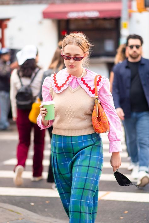 NYC street style fall outfit idea - woman wearing eccentric maximalist outfit for fall - Karya Schanilec NYC fashion photographer Street Style Scandinavian, Mismatched Patterns Outfits, Eccentric Aesthetic Fashion, Quirky Winter Outfits, Maximalist Street Style, Mismatch Outfits, Quirky Summer Outfits, Eccentric Maximalist, Mismatch Outfit Ideas