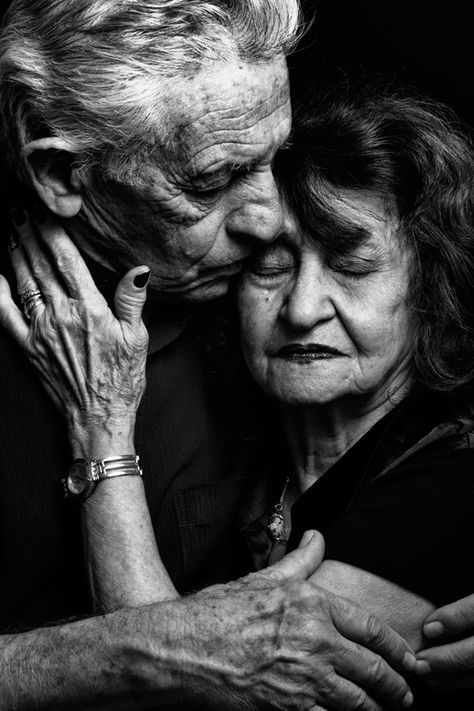 Old Couple Photography, Older Couple Poses, Older Couple Photography, Vieux Couples, Shooting Couple, Older Couples, Elderly Couples, Growing Old Together, Old Faces