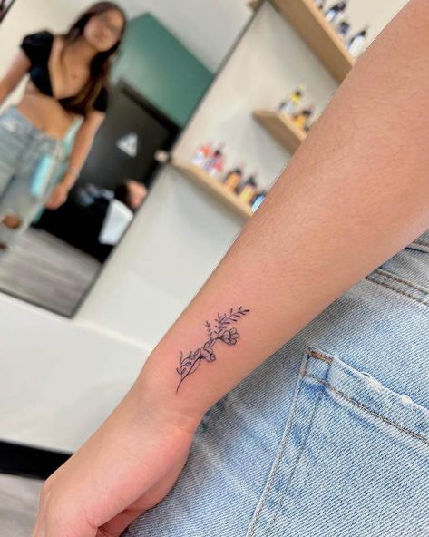 24 Beautiful First Tattoo Ideas for Women - Mom's Got the Stuff First Tattoo Ideas For Women, Tattoo Armband, First Tattoo Ideas, Tato Minimal, Cute Simple Tattoos, Flower Wrist Tattoos, Small Pretty Tattoos, Cherokee Woman, Woman Tattoo