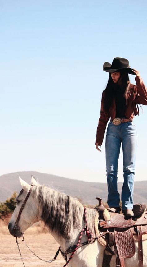 horse portrait Horse Riding Outfit Women Casual, Native Woman Aesthetic, Western Cowgirl Hat, Western Horseback Riding Outfit, Horseback Riding Aesthetic Western, Equestrian Outfit Ideas, Western Outfits Classy, Grey Cowboy Hat Outfit, Cowboy Asethic Outfits