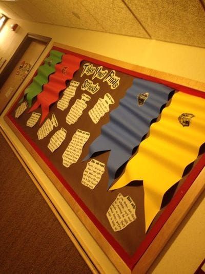 House System Bulletin Board Ideas, Ron Clark House System Bulletin Boards, Harry Potter Ra Bulletin Boards, Harry Potter Classroom Transformation, Harry Potter Bulletin Boards, Harry Potter Bulletin Board Ideas, Harry Potter Bulletin Board, Hogwarts Classroom, Harry Potter Classroom Theme