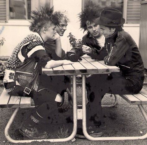 finnis punk in the 1980s Queer Punk, Estilo Punk Rock, Urban Tribes, Punk Baby, 80s Punk, Punk Culture, Punk Scene, Riot Grrrl, Hardcore Punk
