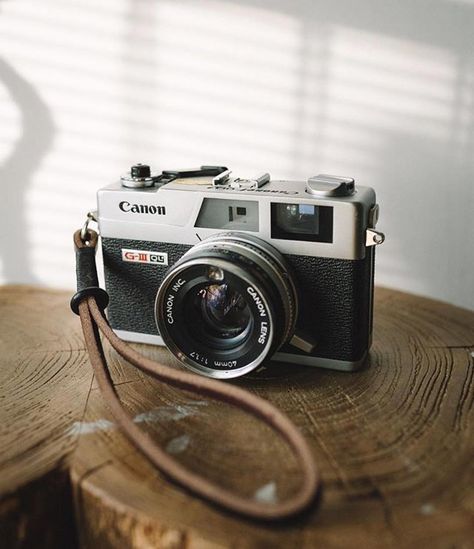 Fotocamere Vintage, Film Camera Photography, Photography People, Shotting Photo, Classic Camera, Old Cameras, Compact Camera, Camera Nikon, Canon Camera