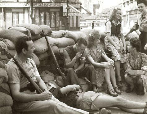 Henri Cartier Bresson, Liberation Of Paris, French Resistance, Robert Doisneau, Wwii Photos, Old Paris, Movie Director, Black Out, French Photographers