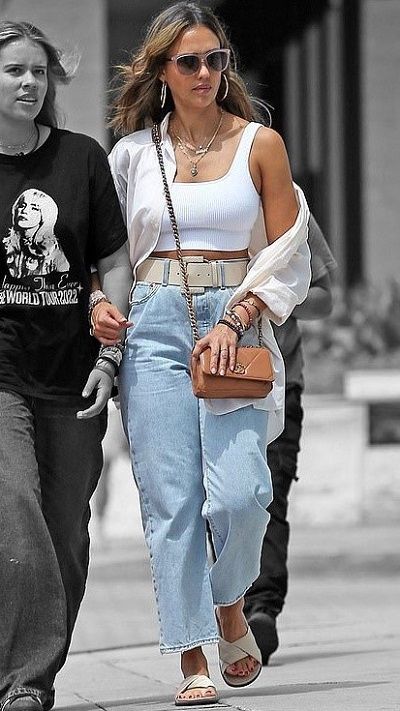 Jessica Alba Street Style 2024, Jessica Alba 2023 Style, Jessica Alba Street Style 2023, Jessica Alba Style 2024, Jessica Alba Style 2023, Jessica Alba Style Casual, Spring California Outfits, Casual Saturday Outfit Spring, Jessica Alba 2023