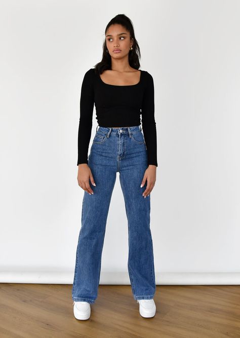 Straight Fit Jeans Outfit Ideas, Dark Jeans Outfit Ideas, Dark Blue Straight Leg Jeans Outfit, Straight Leg Blue Jeans Outfit, Dark Blue Ripped Jeans Outfits, Dark Mom Jeans Outfit, Dark Wash Straight Leg Jeans Outfit, Outfits Dark Blue Jeans, Dark Blue Mom Jeans Outfit