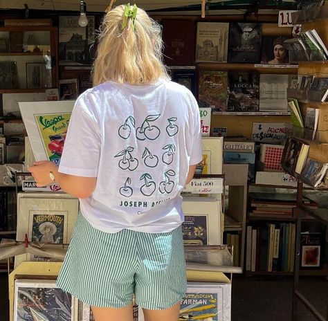 L I L L I on Instagram: "🛵🍦🌞" Hippies, Graphic Tshirt Summer Outfit, 22 Year Old Outfits Summer, La Aesthetic Outfits Summer, Colorful Shorts Outfits Summer, Summer Vibes Aesthetic Outfit, Green Summer Outfit Aesthetic, South France Summer Outfits, Porto Outfits Summer