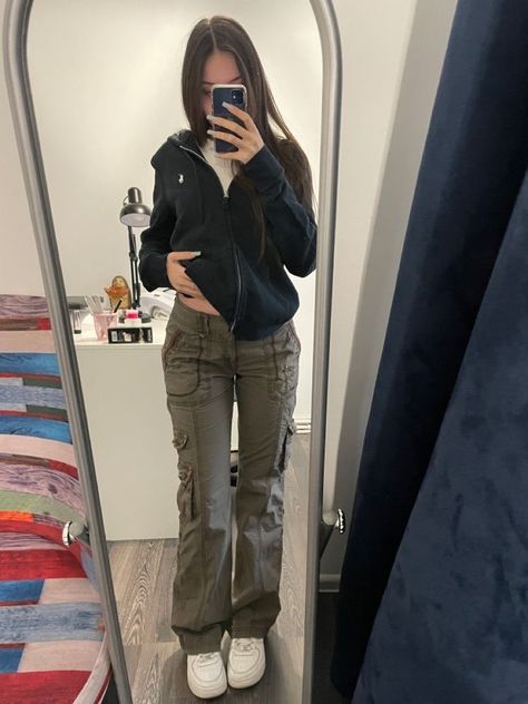 Bdg Y2k Cargo Pants Outfit, Pe Class Outfit, Thift Outfit Ideas, Fitted Shirt Outfit, Black Long Sleeve Outfit, Fall Outfits Aesthetic, Alledaagse Outfits, Downtown Outfits, Mode Ootd