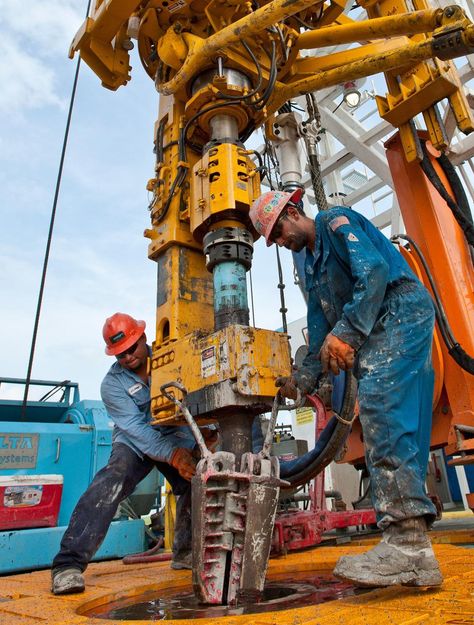 How An #OPEC Deal With Non-OPEC Nations Could Benefit The #EagleFordShale #Oil & #Gas Industry Oil Field Worker, Gas Work, Oilfield Trash, Water Well Drilling Rigs, Oil Rig Jobs, Petroleum Engineering, Texas Oil, Water Well Drilling, Oil Platform