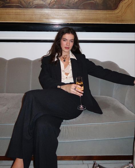 Brunette girl wearing a suit Cool Winter Party Outfits, Ralph Lauren Suits Women, Funeral Birthday Outfit, Rock Night Outfit, Royal Women Outfit, Ralph Lauren Suit Women, Ralph Lauren Inspired Outfits, Woman Elegant Outfit, Suit Outfits Aesthetic