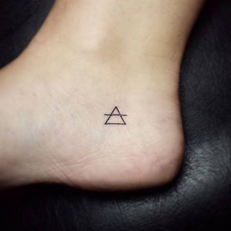 Geometric tattoo: meanings and ideas in pictures ❖❖❖  #geometric #ideas #meanings #pictures #tattoo ❖❖❖   The geometric tattoo is stylish, minimalist and elegant.  If you are wondering what geometric tattoo to choose and want to know more about their meanings, you've come across the right place!   Geometric tattoo: meanings and ideas in pictures  Triangle, circle, square, pyramid, rectangle - what is the symbolism of all these geometric figures?  Zoo... Font Tato, Tiny Foot Tattoos, Small Foot Tattoos, Glyph Tattoo, Explore Tattoo, Foot Tattoos For Women, Tasteful Tattoos, Tattoos Geometric, Most Popular Tattoos