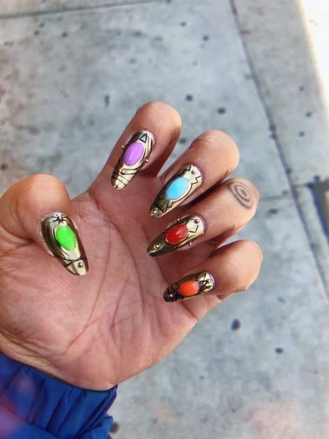 Five of the six stones Superhero Nails, Avengers Nails, Marvel Nails, Artsy Nails, Nails Basic, Sns Nails Designs, Nail Design Stiletto, Nail Design Glitter, Crazy Nail Designs