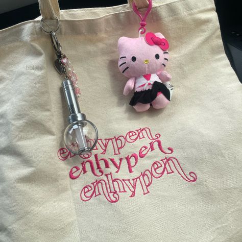 Enhypen Keychain, Niki Cute, Enhypen Lightstick, Sanrio Keychain, Sanrio Aesthetic, Embroidered Fashion, Hello Kitty Backpacks, Hello Kitty Keychain, Pop Jewelry