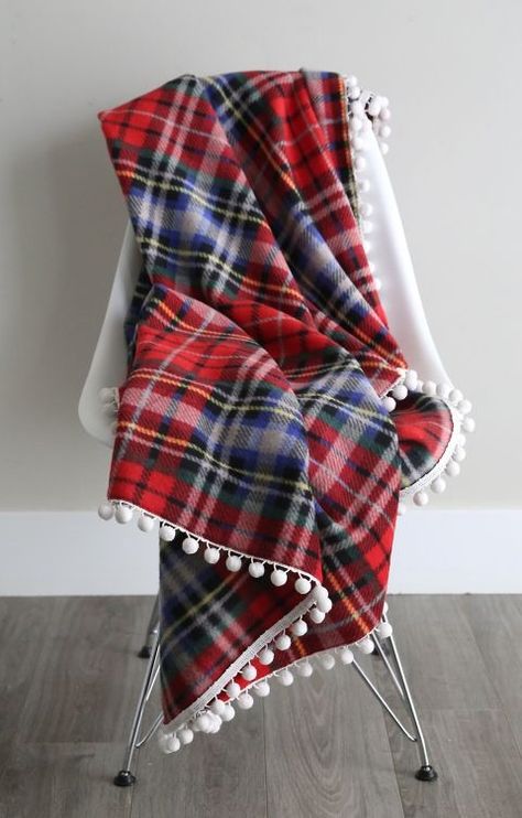 These fleece blankets are gorgeous! How to make easy trimmed fleece blankets. Great DIY Christmas or holiday gift idea! Diy Christmas Gifts Creative, Sewing Fleece, Cadeau Diy, Beginner Sewing Projects Easy, Fleece Blankets, Christmas Sewing, Diy Couture, Sewing Projects For Beginners, Love Sewing