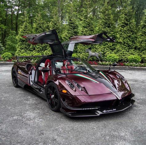 Pagani Huayra BC "Kingtasma" in Rad and Black carbon fiber w/ Red accents, Tricolore stripes & 24 Karat gold crowns under the rear aerodynamic flaps. Photo taken by: @toronto_exotic_car_spotting on Instagram Owned by: @sparky18888 & @vtm_theking_4 on Instagram Exotic Sports Cars, Xe Bugatti, Pagani Car, Pagani Huayra Bc, Top Car, Super Sport Cars, Pagani Huayra, Lamborghini Cars, Cool Sports Cars