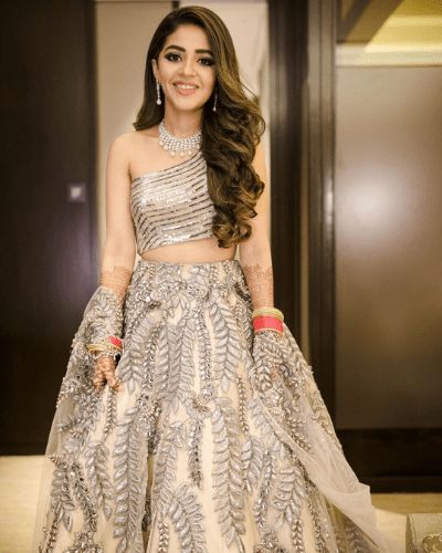 15+Trending Open Bridal Hairstyles - Wedkosh Lehenga Hairstyles Ideas, Reception Hairstyles Indian Brides, Reception Hairstyles Indian, Hairstyle For Lehenga, Wedding Reception Hairstyles, Reception Hairstyles, Lehenga Hairstyles, Hairstyles For Gowns, Hair Style On Saree