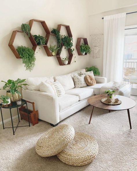 . Plants On The Wall, Reka Bentuk Ruang Tamu, Hiasan Dalaman Rumah, Reka Bentuk Dalaman, Hiasan Bilik Tidur, Lots Of Plants, Leather Living Room Furniture, Bohemian Living, Bohemian Living Room