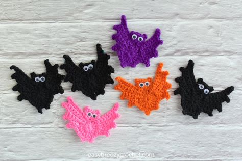 This simple crochet bat applique pattern is easy to make and a great beginner-friendly project that can be quickly made for Halloween. Crochet Witches Hat Applique Pattern Free, Amigurumi Patterns, Crocheted Halloween Bats, Bat Crochet Applique, Bat Applique Crochet, Fall Crochet Applique, Crochet Bats Halloween, Halloween Applique Crochet, Easy Crocheting For Beginners