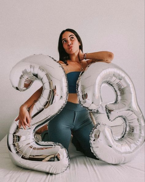 21st Birthday Picture Ideas, Number Balloons Photoshoot, 21st Birthday Pictures, Number Balloons Birthday, 30th Birthday Balloons, Birthday Balloons Pictures, Libra Birthday, Balloon Pictures, Cute Birthday Pictures