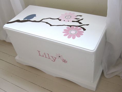 ideas for painting Livvy's toy chest that Chad built. This is simple but very cute! Painted Toy Chest, Painted Toy Boxes, Girls Toy Box, Wooden Toy Chest, Diy Wood Box, Diy Toy Box, Chest Ideas, Trendy Toys, Wooden Toy Boxes