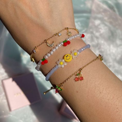 Bisuteria Aesthetic, Diy Necklace Designs, Pulseras Aesthetic, Everyday Bracelets, Bracelets Tennis, Kalung Manik-manik, Custom Charm Bracelet, Pola Manik, Diy Beaded Rings