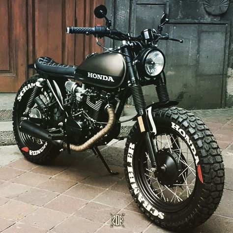 Ride of the day #caferacer #scrambler Honda Cafe Racer, Motocykle Harley Davidson, Honda Shadow Bobber, Sepeda Bmx, Mobil Off Road, Sepeda Retro, Harley Gear, Cb750 Cafe Racer, Custom Bikes Cafe Racers