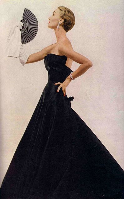 #vintage couture #Christian dior Dressed in midnight blue.  Evelyn Tripp in Christian Dior, 1949 Vintage Glam, 50s Couture Fashion, Erwin Blumenfeld, Dior Dress, Look Retro, Christian Dior Vintage, Vintage Dior, Vintage Gowns, Vintage Couture