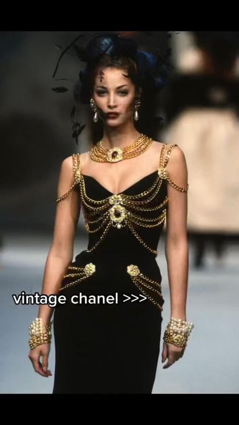 Rwandan Culture, Vestidos Versace, Vintage Chanel Jewelry, Glamour Decor, Chanel Runway, 90s Runway Fashion, Runway Fashion Couture, Fashion 90s, Mode Chanel