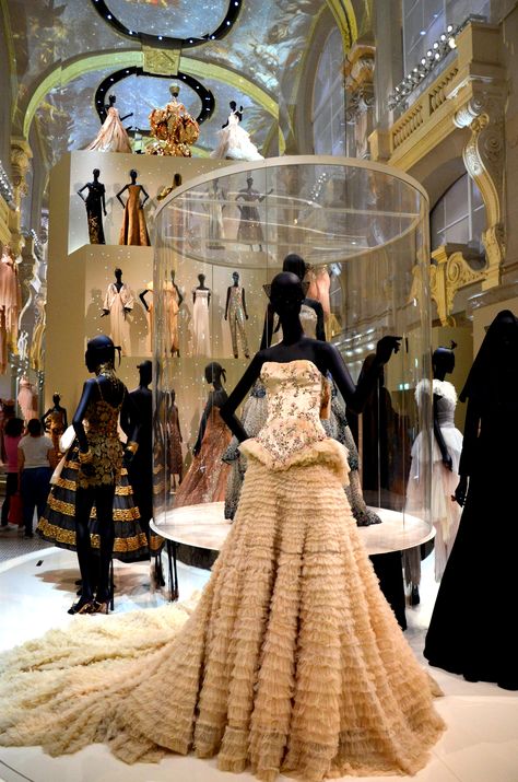 Christian DIOR, une exposition sur 70 ans  de Haute Couture au musée des Arts décoratifs de Paris, août 2017 - Photo Hervé Leyrit. Couture, Croquis, Istoria Modei, Dior New Look, Dior Dresses, Classic Hollywood Glamour, Haute Couture Paris, Mode Chanel, Christian Dior Haute Couture