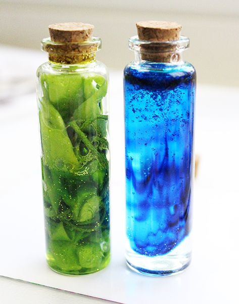 Make easy DIY Potions for your Halloween display using the Tombow MONO Aqua Liquid Glue! #halloween #tombow Diy Potion Bottles, How To Make Potions, Diy Potions, Potions Recipes, Halloween Potion Bottles, Halloween Apothecary, Witch Potion, Harry Potter Potions, Halloween Bottles