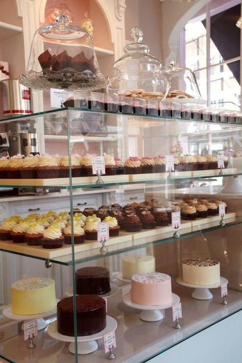 ☼☽ @ElizSophShort ☾☼ Cake Shop Display Ideas, Container Cake Shop Design, Bakery Glass Display, Bakery Set Up, Cake Shop Display, Beautiful Bakery, Cake Shop Design, Bakery Shop Interior, Cake Display Stand