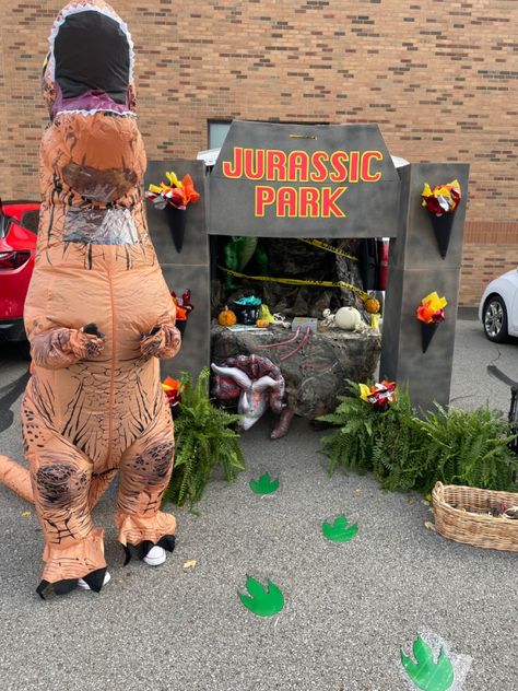 Jurassic Park Golf Cart, Golf Cart Decorations, Pin The Tail, Diy Halloween Projects, Halloween Time, Treat Ideas, Halloween 2022, Jurassic Park World, Trunk Or Treat