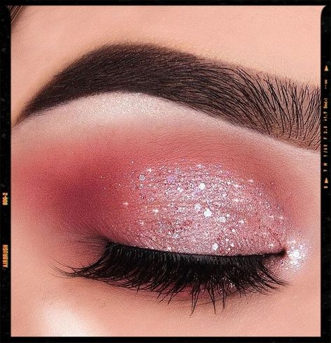 Shimmery Rose Pink Eye Makeup - Makeup Looks Inspiration Glitter Pink Eyeshadow Looks, Light Pink Glitter Eyeshadow, Sparkle Pink Makeup, Silver And Pink Eyeshadow, Silver Pink Eye Makeup, Pink Silver Eyeshadow, Pink Christmas Eye Makeup, Glittery Pink Eyeshadow, Pink Winter Makeup