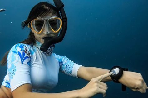 Snorkeling Underwater, Dive Magazine, Scuba Mask, Diving Wetsuits, Women's Diving, Dive Computers, Gas Mask Girl, Scuba Gear, Scuba Girl