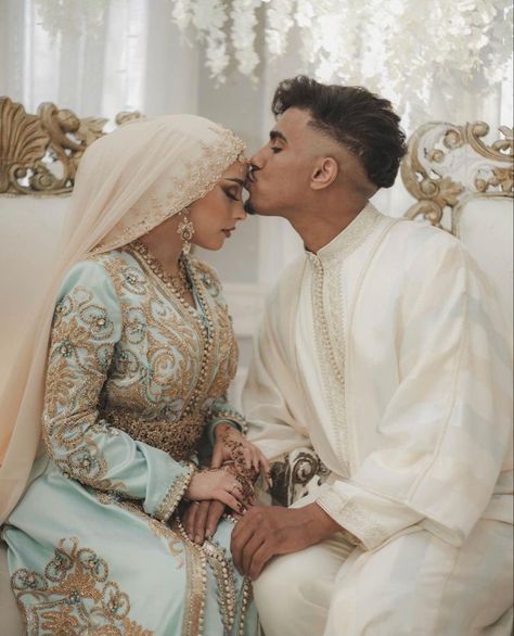 Muslim Couple Wedding, Arab Bride, Moroccan Wedding Dress, Muslim Wedding Photos, Bride Muslim, Islamic Marriage, Arabic Wedding Dresses, Hijabi Brides, Moroccan Bride