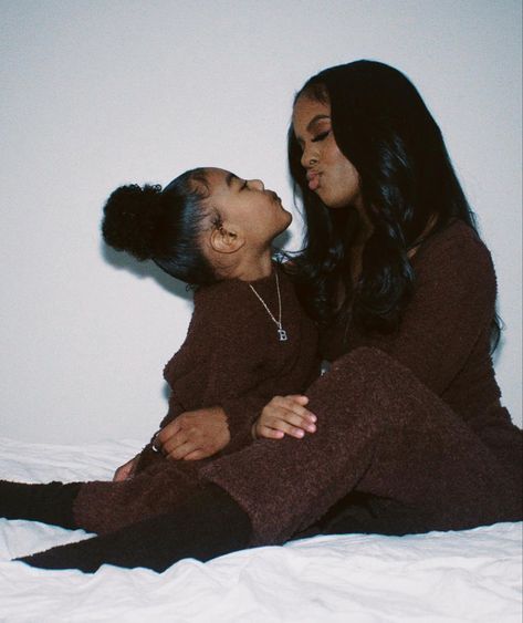 Black Mom With Daughter, Black Mum And Daughter, Mommy Daughter Pictures Black, Mommy And Me Black Women, Black Moms And Daughters, Black Daughter And Mom, Small Black Family, Aesthetic Black Family, Cute Mom And Daughter Pictures
